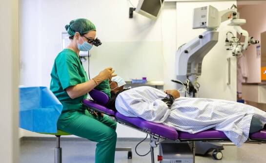 Operacje zaćmy z jaskrą: na czym polega ich specyfika?