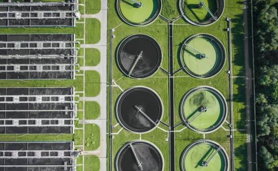 Wpływ efektywnej gospodarki odpadami na redukcję zagrożeń chemicznych dla środowiska