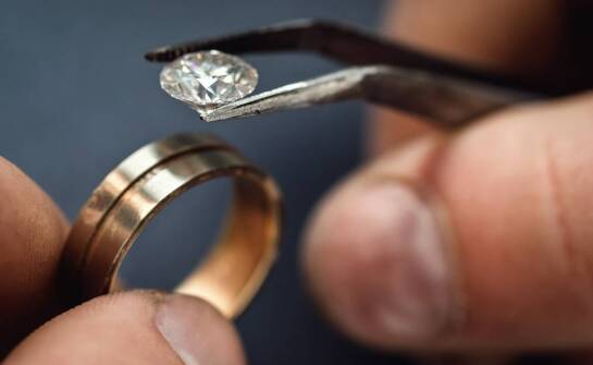 Jak określić rozmiar pierścionka, gdy chcemy go nosić razem z innymi obrączkami?