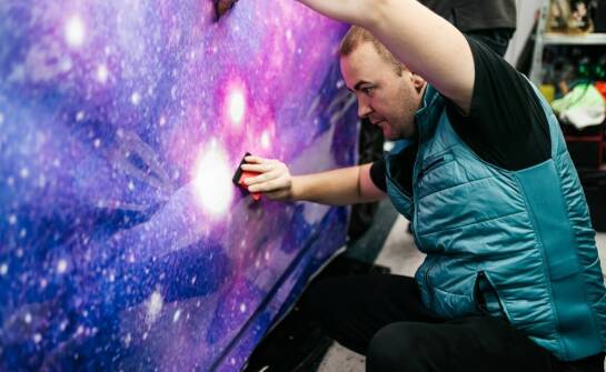 Czy folia fluorescencyjna to kosztowna opcja dla reklamy mobilnej?