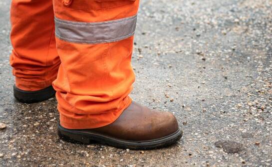 Spodnie z ochraniaczami na kolana jako niezbędny element garderoby pracownika fizycznego