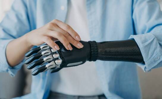 Jakie są kluczowe różnice między protezami mechanicznymi a elektronicznymi uda?