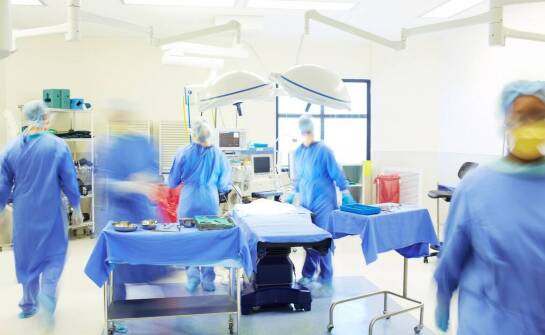 Bezpieczeństwo w stomatologii: jakie procedury zapewniają komfort pacjenta podczas implantacji?