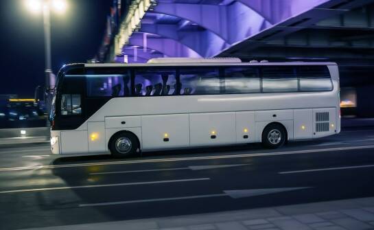 Jakie udogodnienia oferują nowoczesne pojazdy w transporcie osób do Belgii?