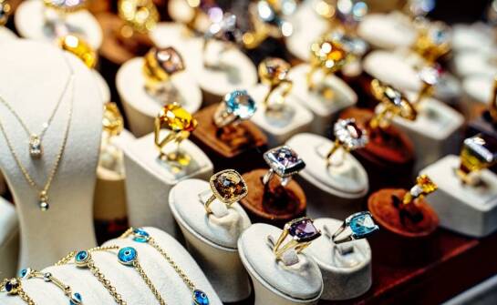 Jakie są zalety inwestowania w obrączki z białego i żółtego złota?