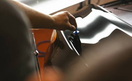 Jak odtłuszczanie i wytrawianie przygotowuje powierzchnie do galwanizacji?