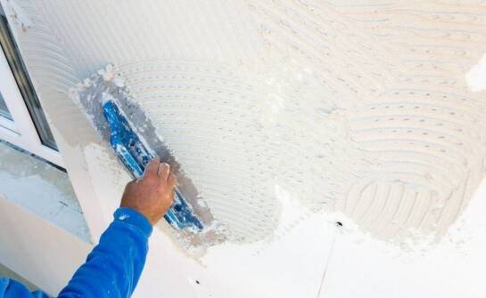 Jakie technologie montażu glazury zapewniają największą trwałość?