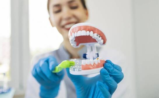 Jakie są różnice między metodami wybielania zębów w klinice?