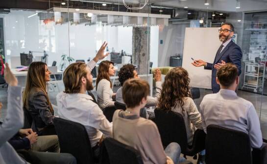 Kluczowe zalety współpracy z coachem motywacyjnym w działach handlowych