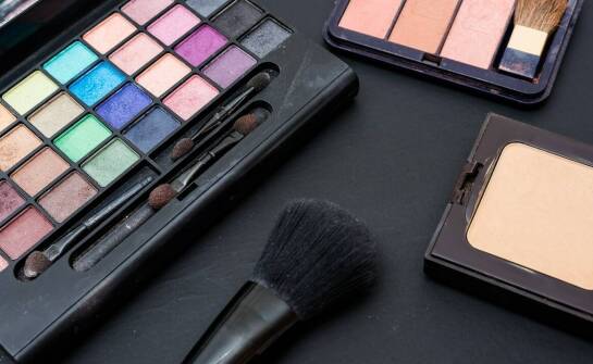 Jakie są kluczowe elementy skutecznej prezentacji paletek kartonowych na rynku kosmetycznym?