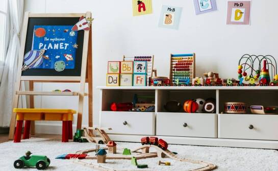 Zalety stolików Montessori w edukacji domowej i przedszkolnej