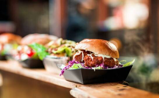 Wpływ lokalnej kultury na menu karczmy piwnej – co warto uwzględnić?