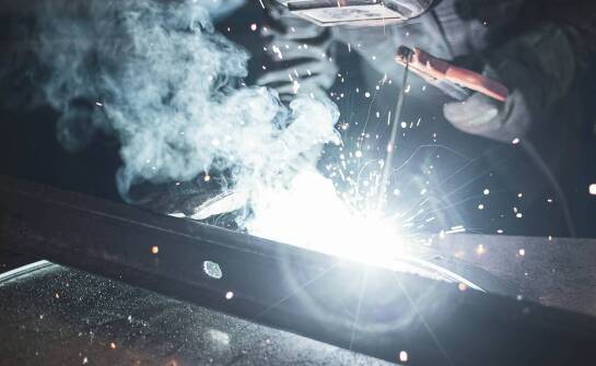 Znaczenie spawania aluminium ze stalą w produkcji elementów konstrukcyjnych