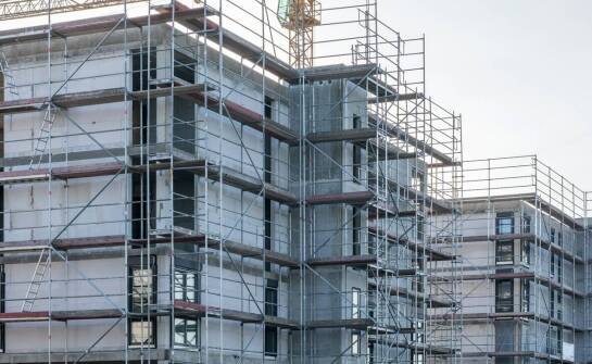 Bezpieczeństwo i stabilność: jak rusztowanie aluminiowe na kółkach spełnia normy EN