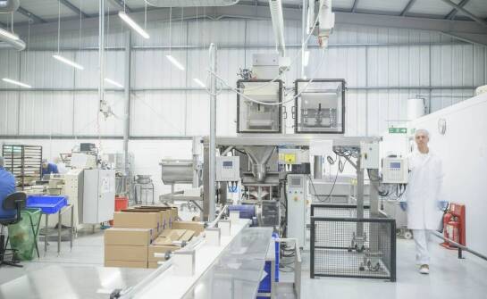 Proces produkcji kosmetyków – jak wygląda zaplecze technologiczne?
