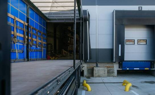 Plandeka firanka w przewozie mebli – dlaczego to idealne rozwiązanie?