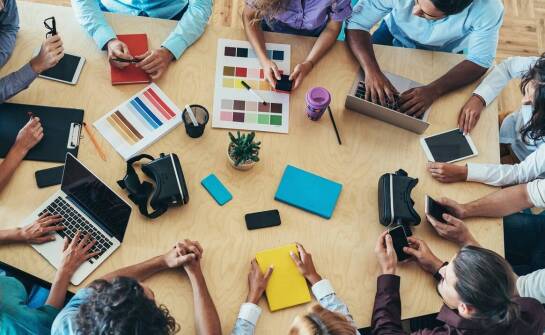 Jak dostosowane szkolenia z kompetencji miękkich mogą poprawić współpracę w zespole?