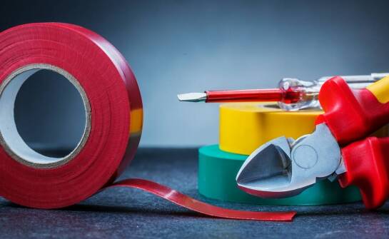 Jakie narzędzia do montażu folii przyczyniają się do trwałości aplikacji?