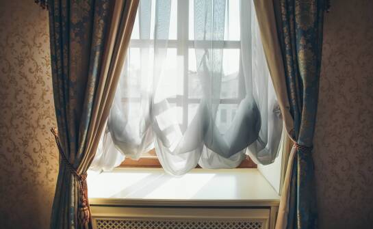 Profesjonalne podejście dekoratora do projektowania firan na zamówienie