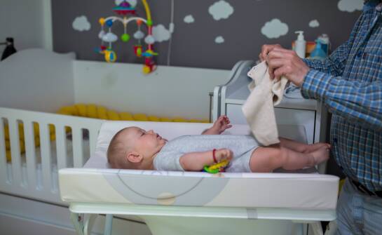 Jakie są zalety przewijaków dla noworodków z dodatkowymi akcesoriami?