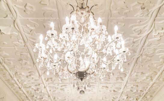 Nowoczesny żyrandol kryształowy w minimalistycznym wnętrzu – czy to możliwe?