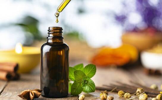 Kluczowe zalety stosowania olejków eterycznych w produkcji perfum