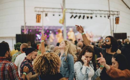 Namiot koncertowy a bezpieczeństwo uczestników – kluczowe aspekty
