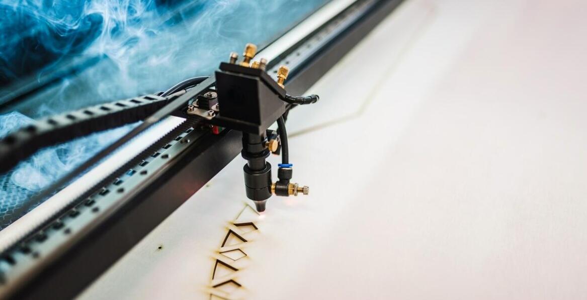 Rola głowicy oscylacyjnej CNC w optymalizacji procesów cięcia i frezowania