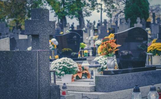 Jak układanie kostki brukowej wokół nagrobka dwuosobowego wpływa na jego estetykę?