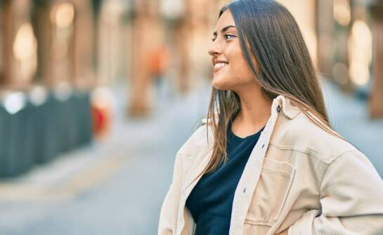 Stylizacje z kurtką jeansową damską na różne okazje