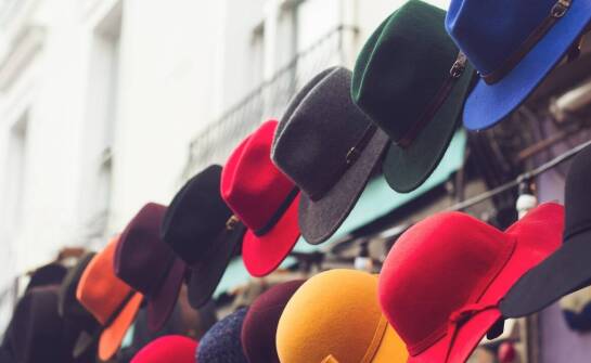 Jakie akcesoria pasują do stylizacji z hoodie dla chłopców?