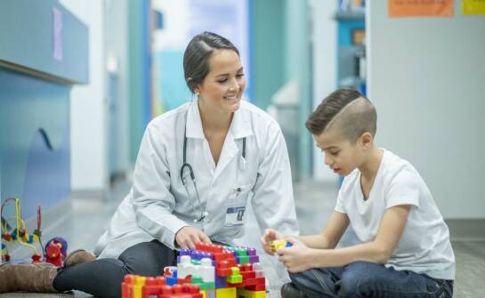 Jak lekarz pediatra diagnozuje i leczy choroby dziecięce?
