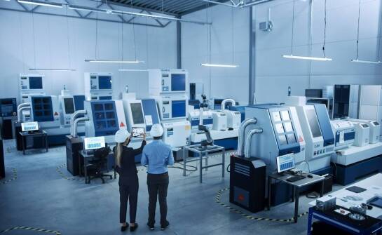 Wpływ innowacyjnych maszyn na precyzję produkcji dekoracji teatralnych