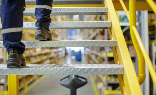 Jak skutecznie planować i wdrażać projekty oznakowania poziomego w halach?