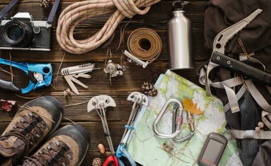 Akcesoria outdoorowe do survivalu – co warto mieć pod ręką?