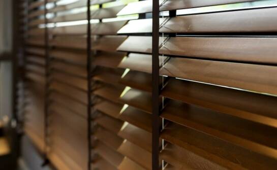 Żaluzje pionowe czy poziome? Wybór odpowiedniego rozwiązania dla Twojego wnętrza