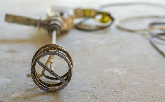 Jakie są wymagania techniczne przy instalacji posadzek anhydrytowych?