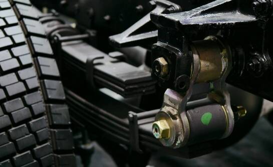 Nowoczesne rozwiązania w zakresie osi i urządzeń najazdowych do przyczep