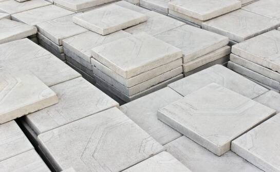 Czy płyty betonowe nadają się do każdego rodzaju terenu?