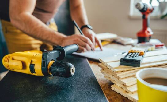 Jakie są dodatkowe koszty związane z zakupem desek podłogowych w tartaku?