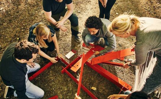 Jak bezproblemowo zorganizować wyjazd grupowy do hotelu przy autostradzie A2?
