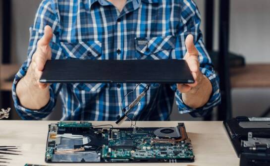Profesjonalne czyszczenie laptopa – dlaczego warto zlecić to specjalistom?