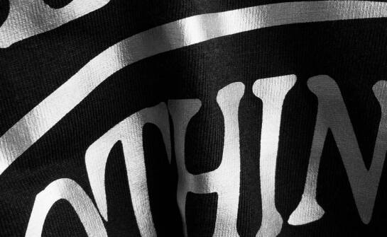 Dlaczego warto postawić na wysokogatunkową bawełnę w bluzach z motywami aut?