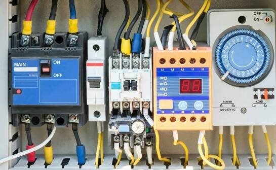 Jakie typy bezpieczników oferujemy dla różnych rodzajów instalacji?