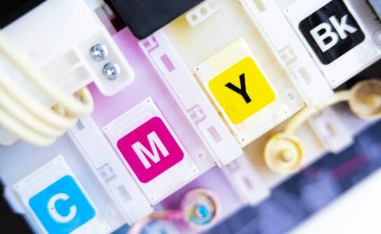 Jakie są zalety korzystania z druku UV w projektach marketingowych?