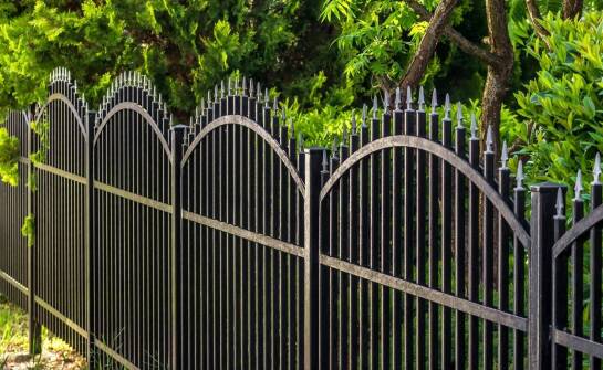 Estetyka i funkcjonalność nowoczesnych ogrodzeń metalowych