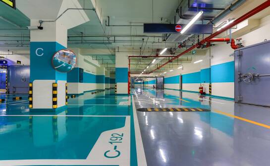 Rola technologii monitorujących w zapewnianiu płynności ruchu na dużych parkingach miejskich