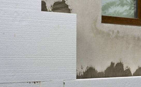 Porównanie pianobetonu z tradycyjnymi materiałami izolacyjnymi