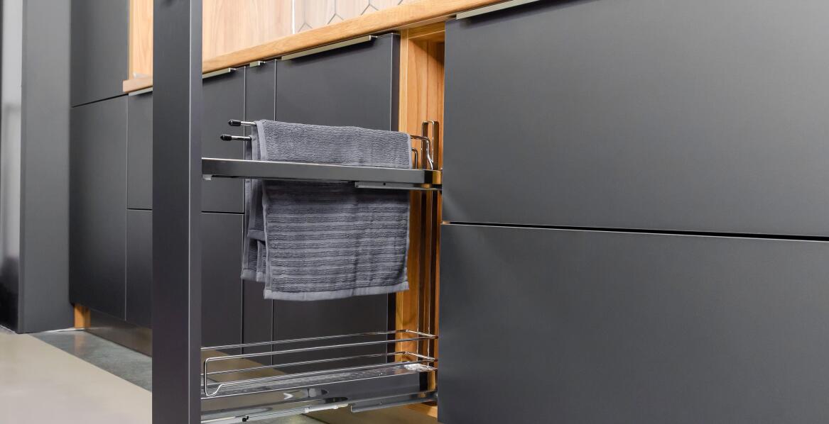 Systemy wysuwne w kuchni: wykorzystanie czarnego koloru dla elegancji i stylu