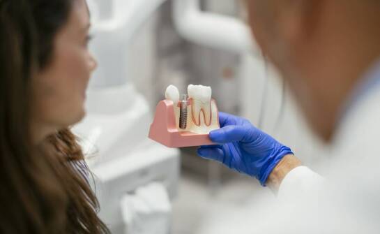 Rola implantu w odbudowie całkowitego i częściowego bezzębia